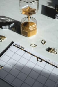 An hourglass with sand flowing from the top to the bottom, symbolizing the passage of time and maximum efficiency.